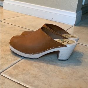 Lotta clogs, tan, highwood